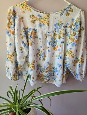 Everly Floral Swiss Dot Puff Sleeve Blouse in White/Blue – Size Small